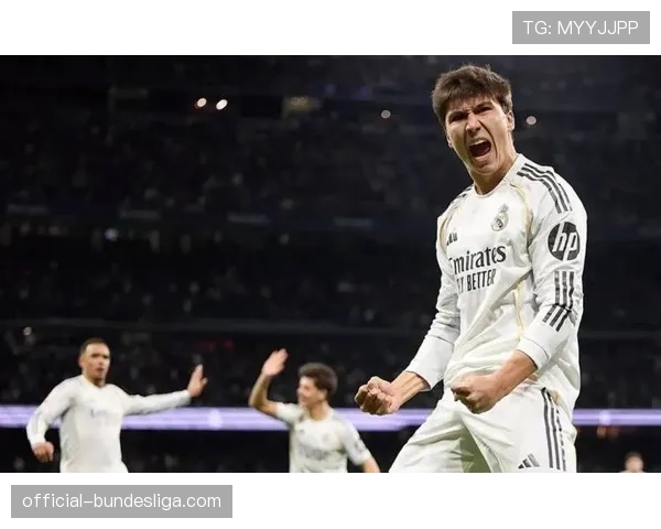 实时：皇家社会获得前场位置极佳任意球，久保建英主罚击中横梁